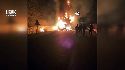 Uşak'ta seyir halindeki tır alev aldı