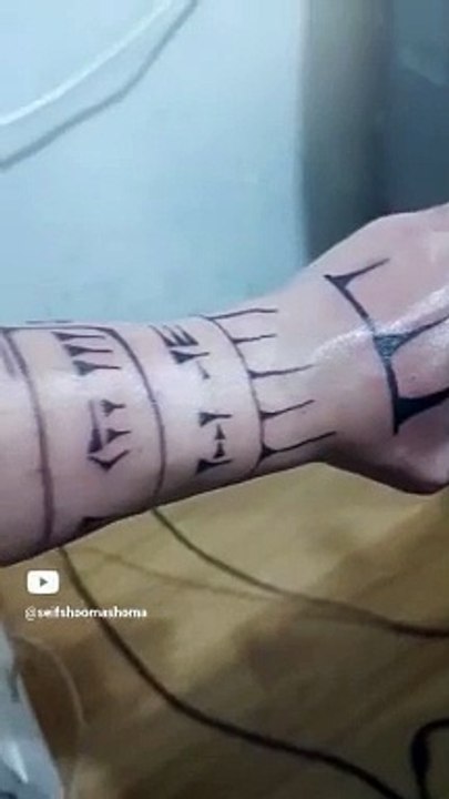 شاهد هذا الرجل حلق شعر يده لكى يرسم وشم فى يده كلها مثل البنات