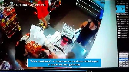 "A los escobazos": se trenzaron en un kiosco céntrico por el precio de unas galletitas