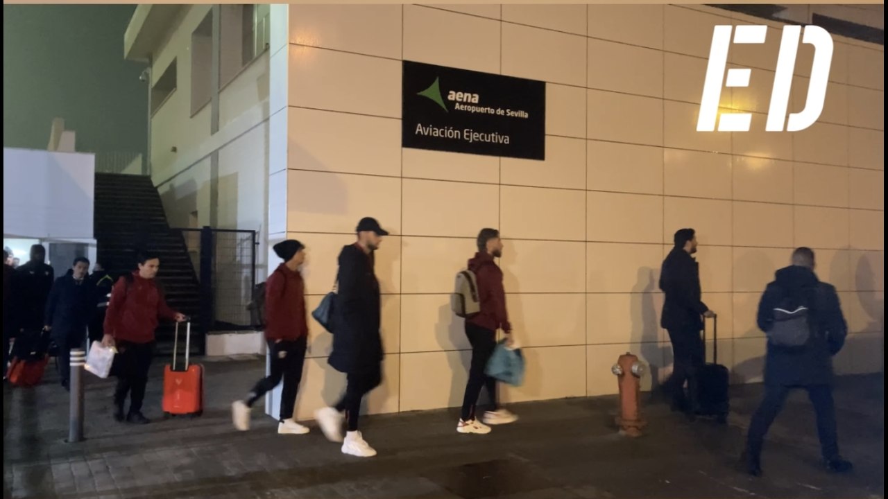 Insultos y tensión en el aeropuerto en el aterrizaje del Sevilla: "Os estáis cargando el Sevilla, cab..."