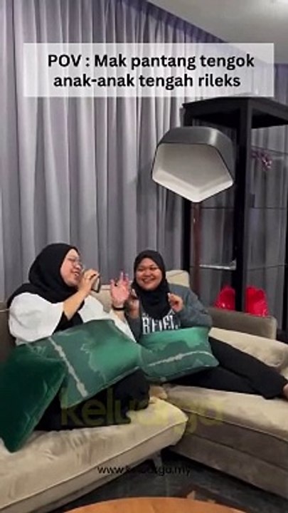 Mak tengah sibuk buat kerja rumah, dia boleh nyanyi-nyanyi ya…