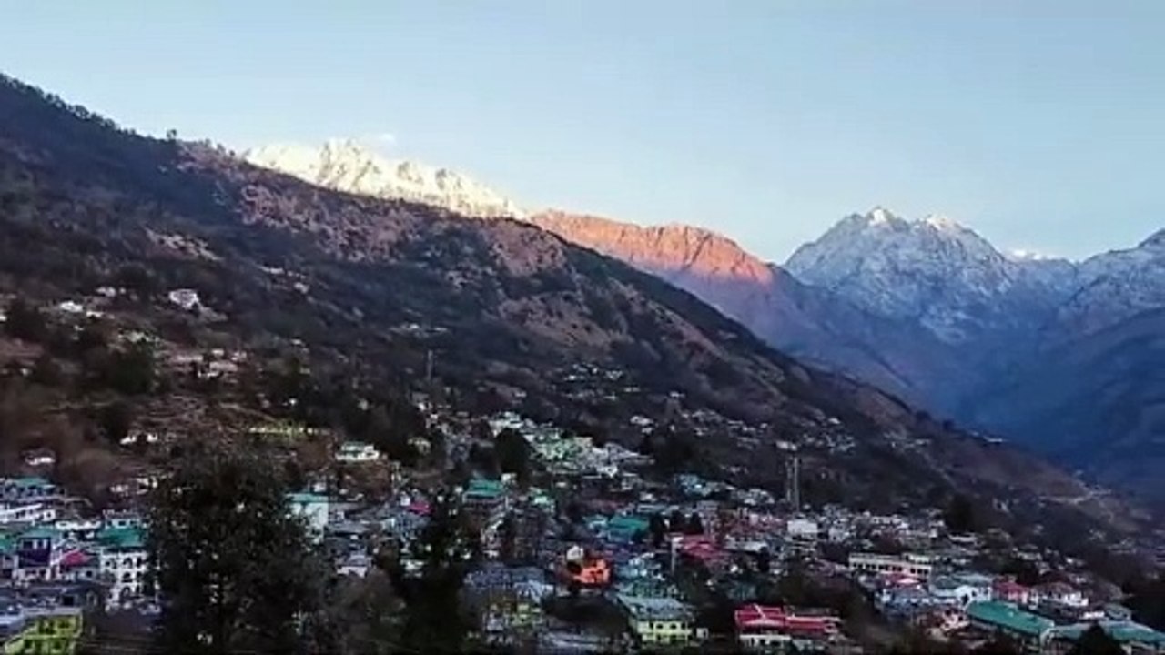 बर्फ से ढकी मुनस्यारी की चोटियां