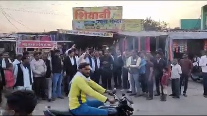 मुख्यमंत्री की घोषणा पर कार्यकर्ताओं ने की आतिशबाजी