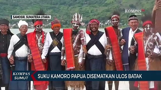 Momen Suku Kamoro Papua Disematkan Kain Ulos Batak