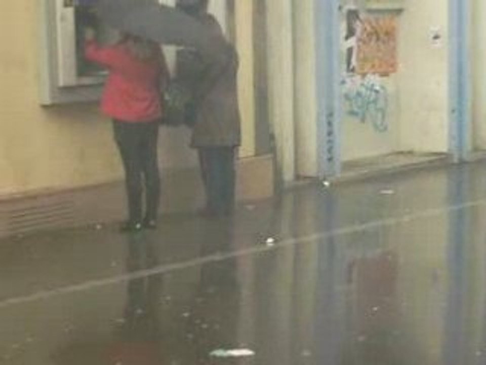 cola en los bancos