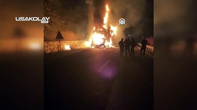 Uşak'ta Karton Yüklü TIR, Çıkan Yangında Küle Döndü