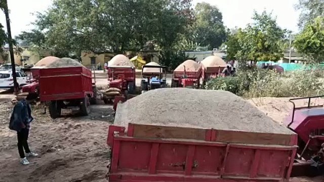 इस तरह के बिना नंबर के ट्रैक्टर शहर के यातायात में बन रहे मुसीबत