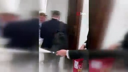 Polonyalı Vekilden 'Hanuka' Protestosu! Yahudi Bayramına 'Yangın Tüplü' Müdahale...