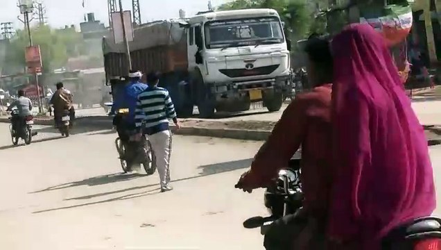 Video : डिवाइडर बने कचरा पात्र, सफाई व्यवस्था चरमराई