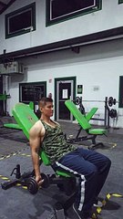 Curl con mancuernas en banca inclinada