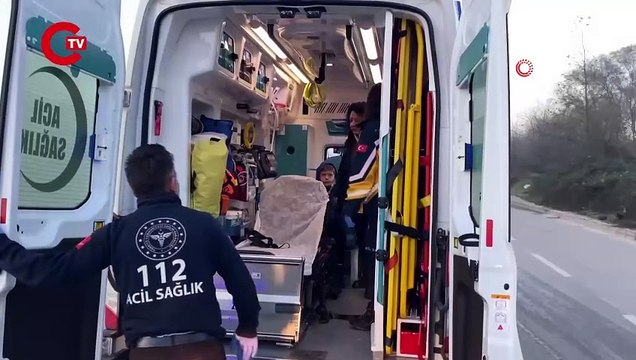 Feci kaza... İki otomobil kafa kafaya çarpıştı: 2'si çocuk 4 kişi yaralandı!