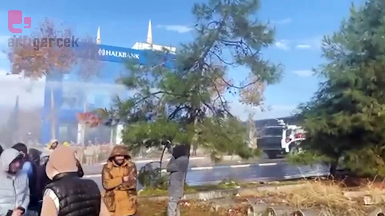 Özak Tekstil direnişi 17'nci gününde... Jandarma işçilere tazyikli su sıktı: 20 işçi gözaltına alındı