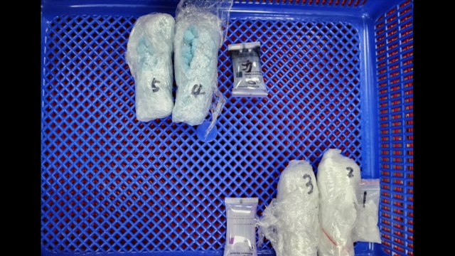 가랑이에 마약 숨긴 운반책 공항에서 적발...5명 구속 / YTN