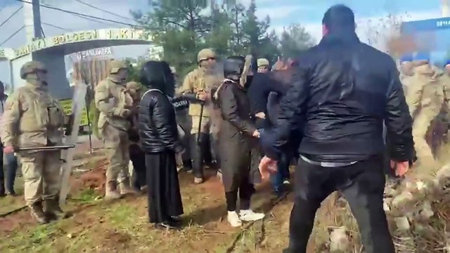 Direnişin 17'nci gününde jandarma 17 Özak Tekstil işçisini gözaltına aldı