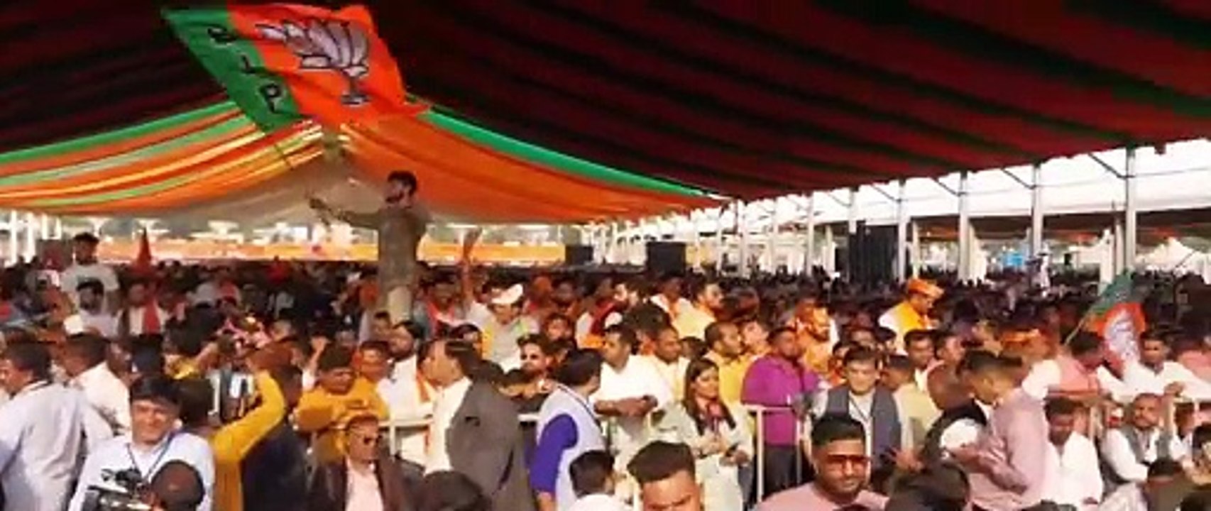 हादसे में तीन लोगों की मौत से गुस्साए लोगों ने...
