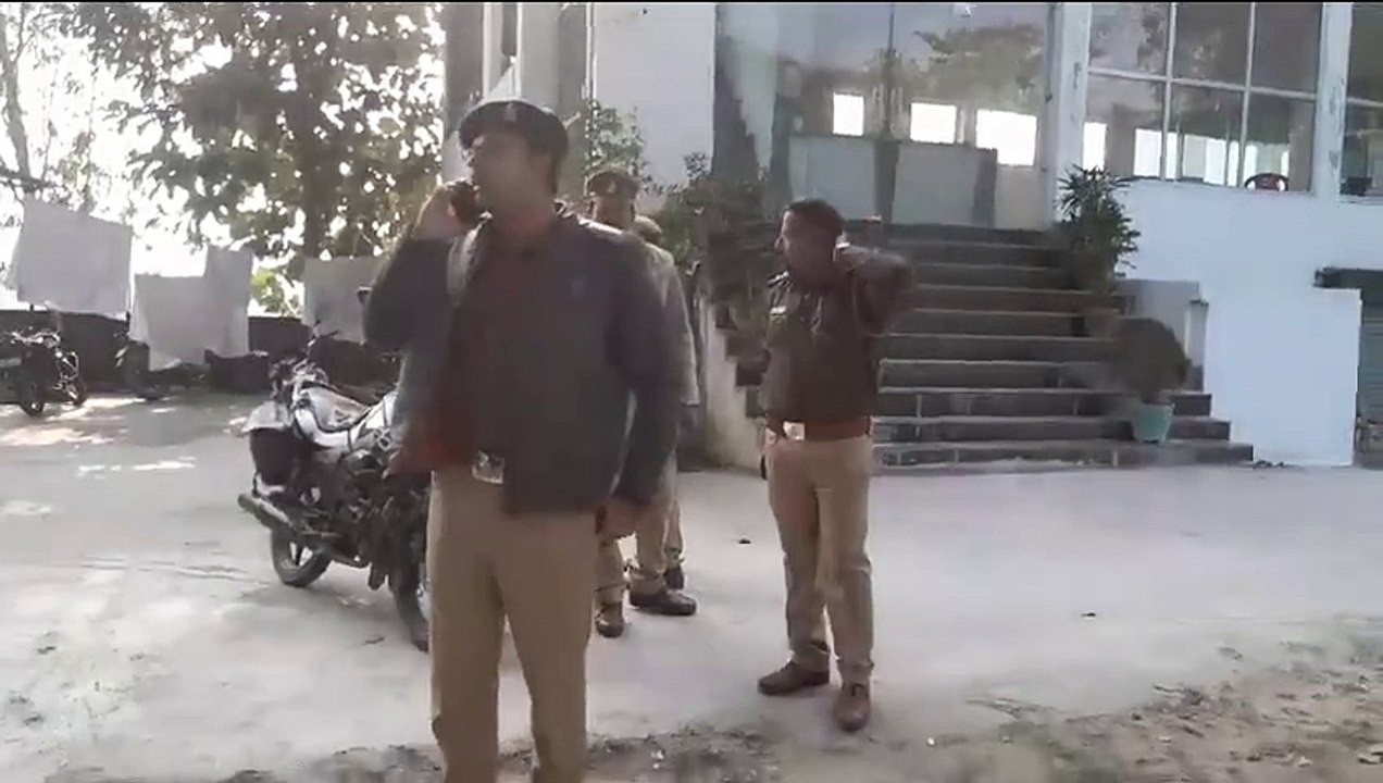 Video: होटल के कमरे में मिले कॉलेज के छात्र-छात्राएं, 12 सेकंड का वीडियो वायरल