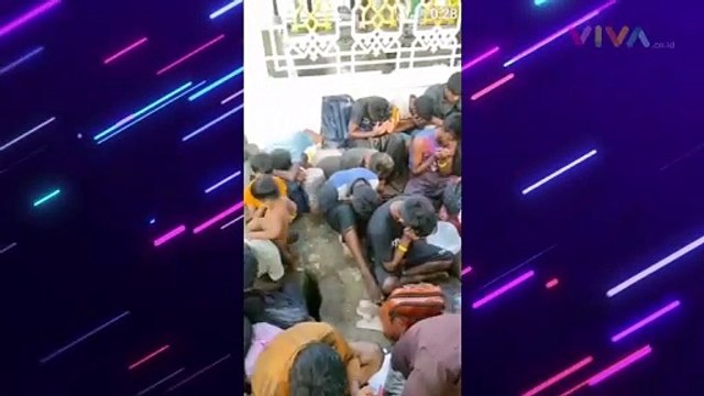 Ratusan Etnis Rohingya Berdoa di Depan Kantor Gubernur Aceh