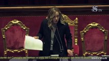 Meloni in Senato mostra fax Di Maio su Mes: hanno lasciato questo pacco