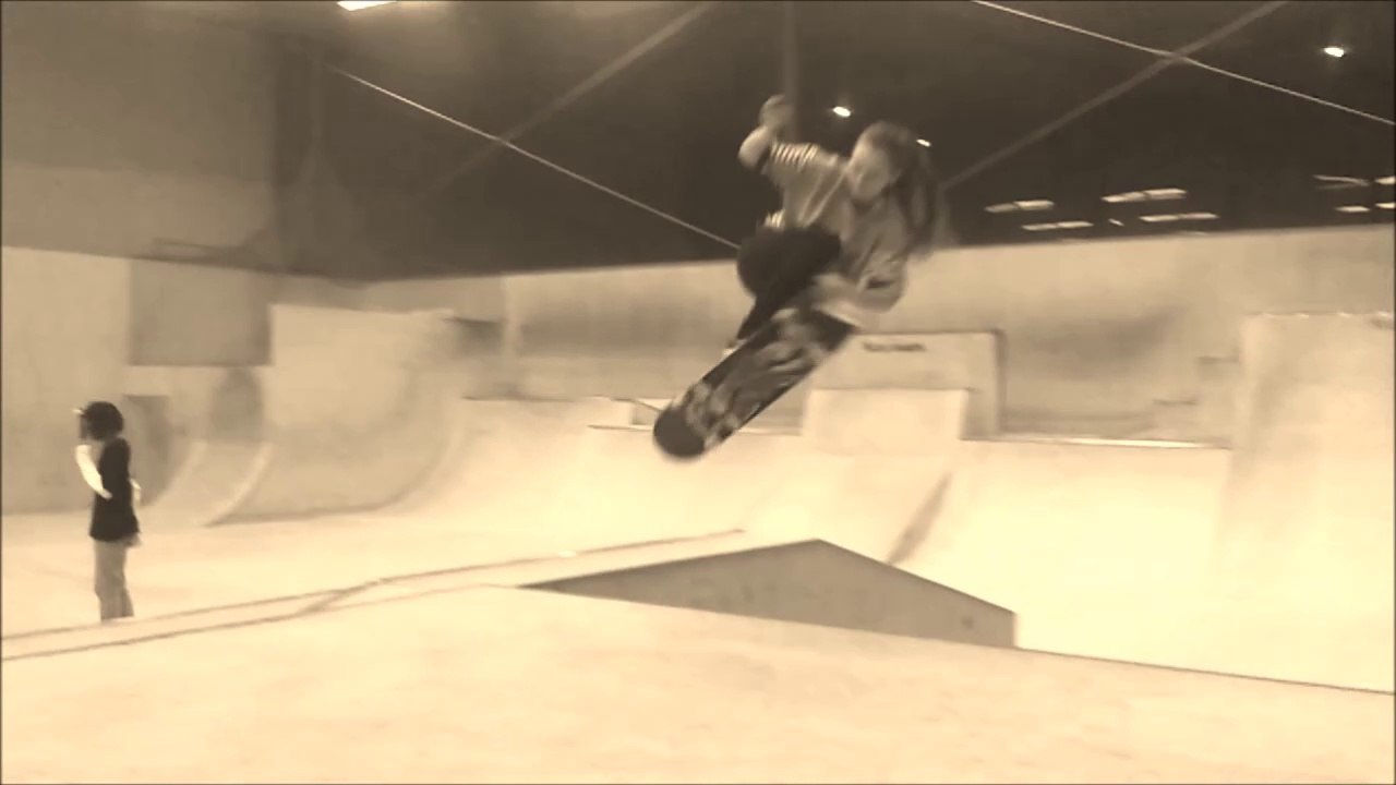 Skateboard, Anne in der Halle in Linz