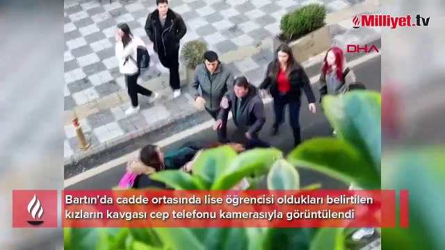 Liseli kızların sokak ortasında saç saça baş başa kavgası