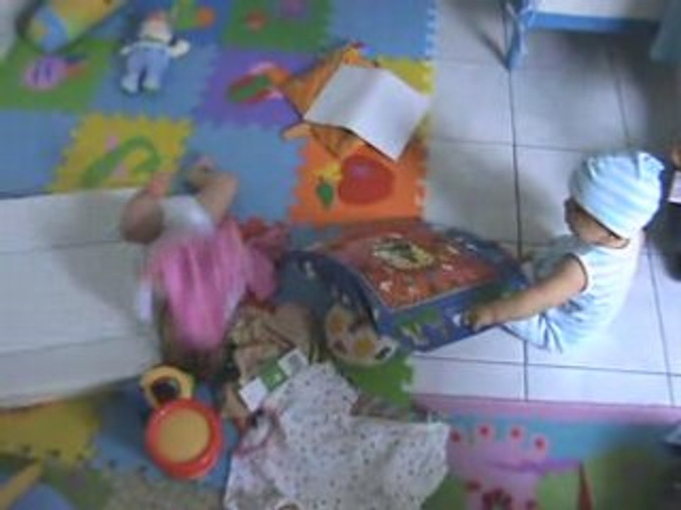 2 bébés dans l'île