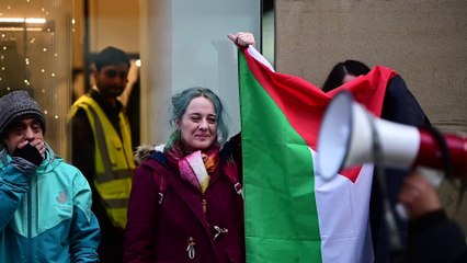 Protesters force Zara Glasgow to close