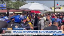 Policías, revendedores y aficionados pelean afuera del Estadio Azteca