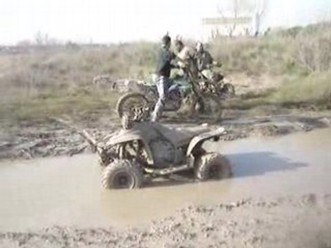 Quad dans boue