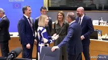 Abbracci e strette di mano per Donald Tusk a Bruxelles
