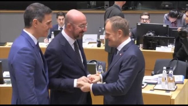 Abbracci e strette di mano per Donald Tusk a Bruxelles