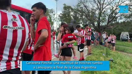 Una multitud de hinchas de Estudiantes sobre la Autopista camino a Lanús