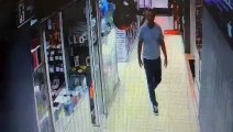 Homem furta iPhone de vitrine de loja em tempo recorde