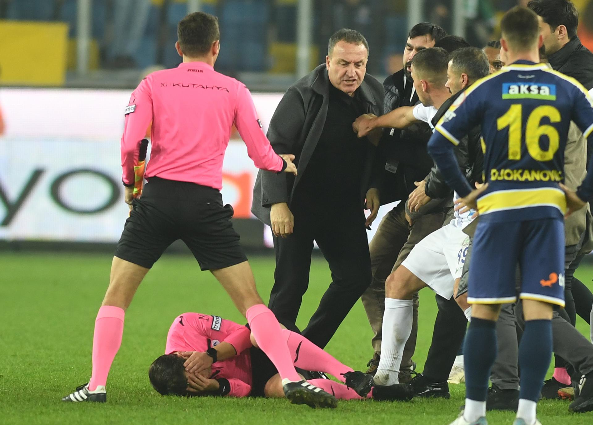 Crisis en la Süper Lig por una agresión a un árbitro