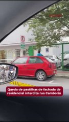 Queda de pastilhas de fechada de residencial interdita parte da rua Camboriú