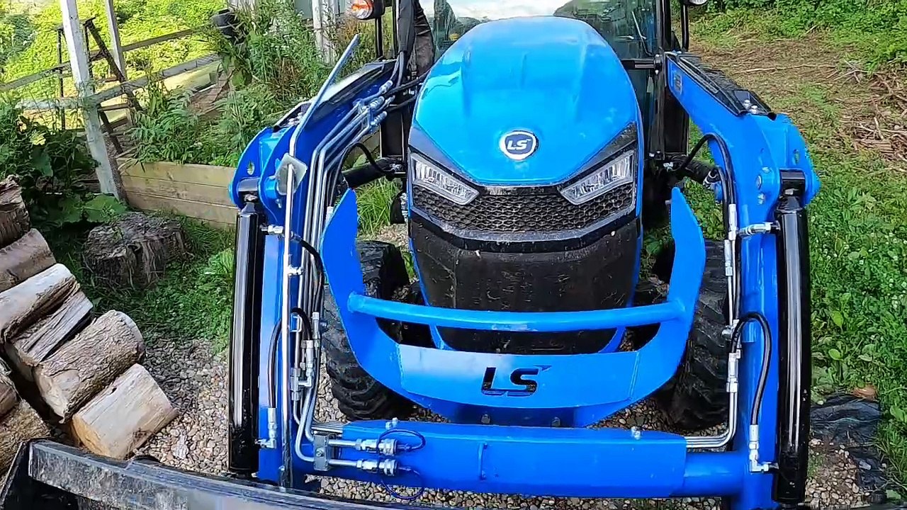 New Features On The New LS MT2 Series Tractors - video Dailymotion