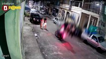 VÍDEO: Casal é assaltado por dupla em moto na Cidade Baixa