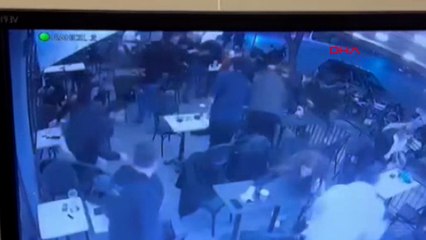 Kahve zincirine silahlı saldırı kamerada