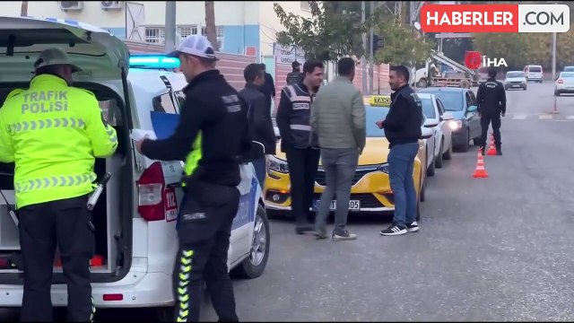 Görme engelli yayanın yardımına polis yetişti