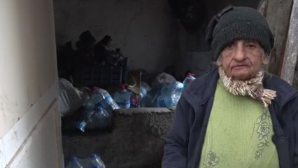 Çocuklarının arayıp sormadığı kadın, yaklaşık 5 yıldır eşiyle çöp evde yaşıyor