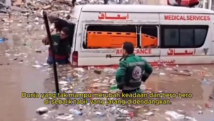 Paramedik menyelamatkan wanita yang cedera dalam ambulans yang terkandas akibat banjir