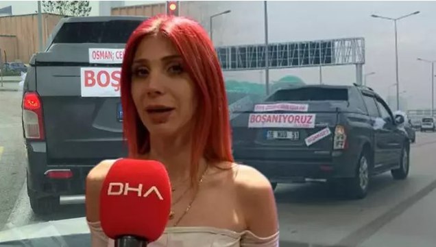 Boşanma davasına giderken aracına astığı yazı, görenleri şaşkına çevirdi