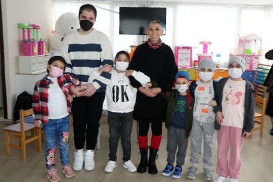 Kanseri Yenen Kadın, Hayatını Kanser Hastası Çocuklara Adadı