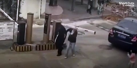 Parkschranke trifft Frau am Kopf – Ehemann nimmt Rache