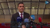 Sánchez juega al despiste entre risas: no confirma su próxima reunión con Puigdemont en el extranjero