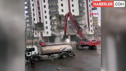 Deprem sonrası tahliye edilen bina yıkım sırasında çöktü