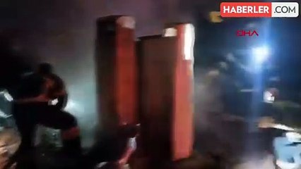 Burdur'da Somalili sığınmacıların kaldığı evde çıkan çatı yangını söndürüldü