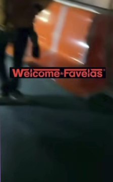 Roma, la metro A non si ferma al capolinea e porta tutti al deposito: Scusa, vi riporto indietro [VIDEO]