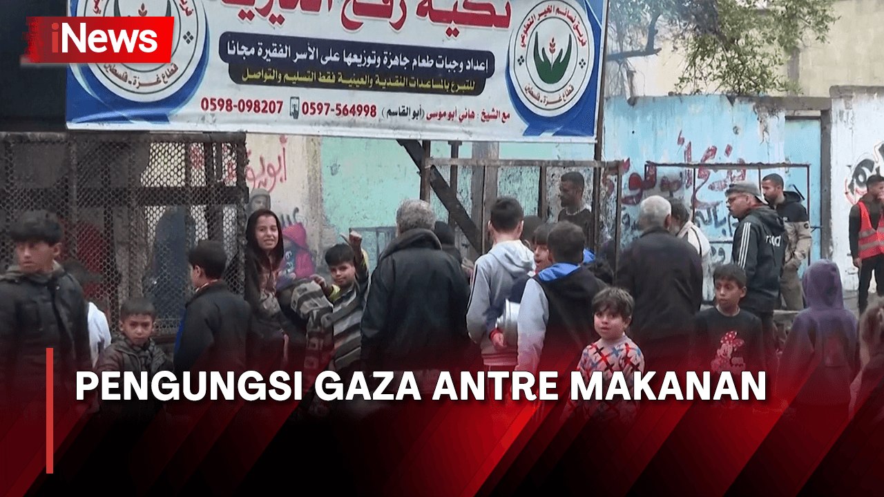 Warga Antre Makanan di Dapur Darurat Badan Amal di Rafah