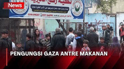 Warga Antre Makanan di Dapur Darurat Badan Amal di Rafah