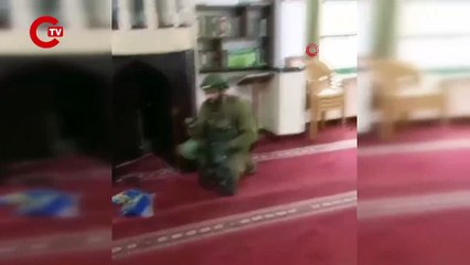 Camiye baskın düzenlendi Yahudi duası okudular